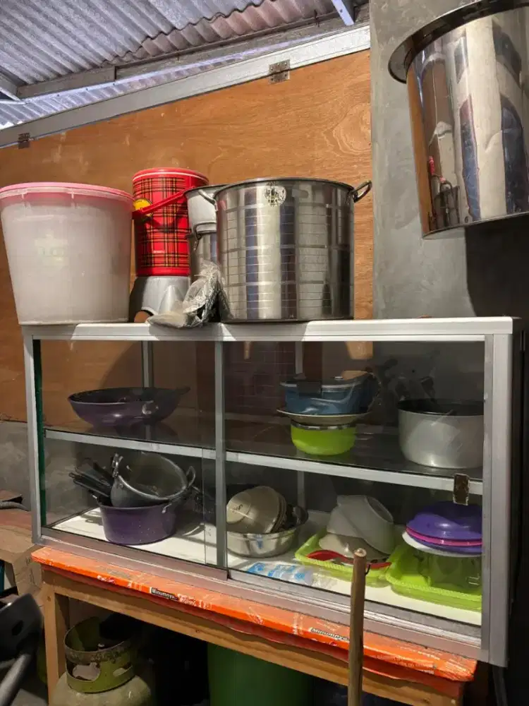 Di jual etalase dan meja