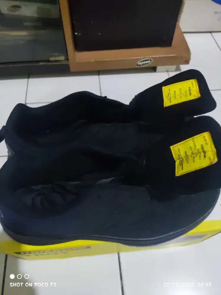 Sepatu safety krisbow
