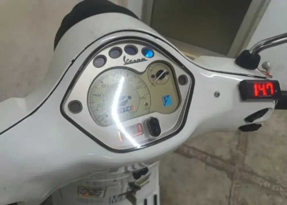 Jual cepat vespa matic lx 150 2v