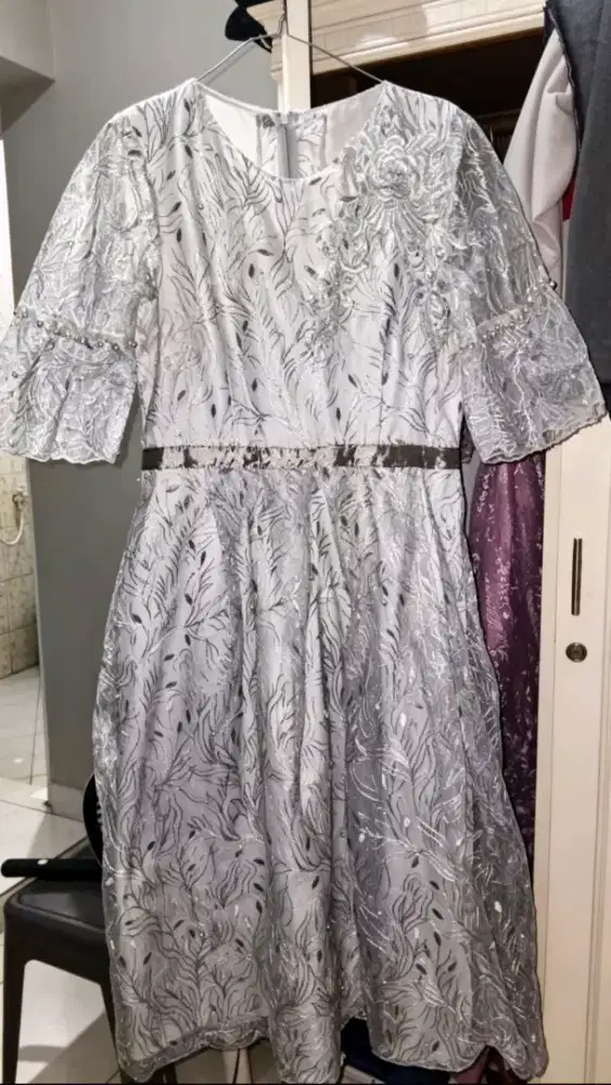 Dress silver wanita cantik