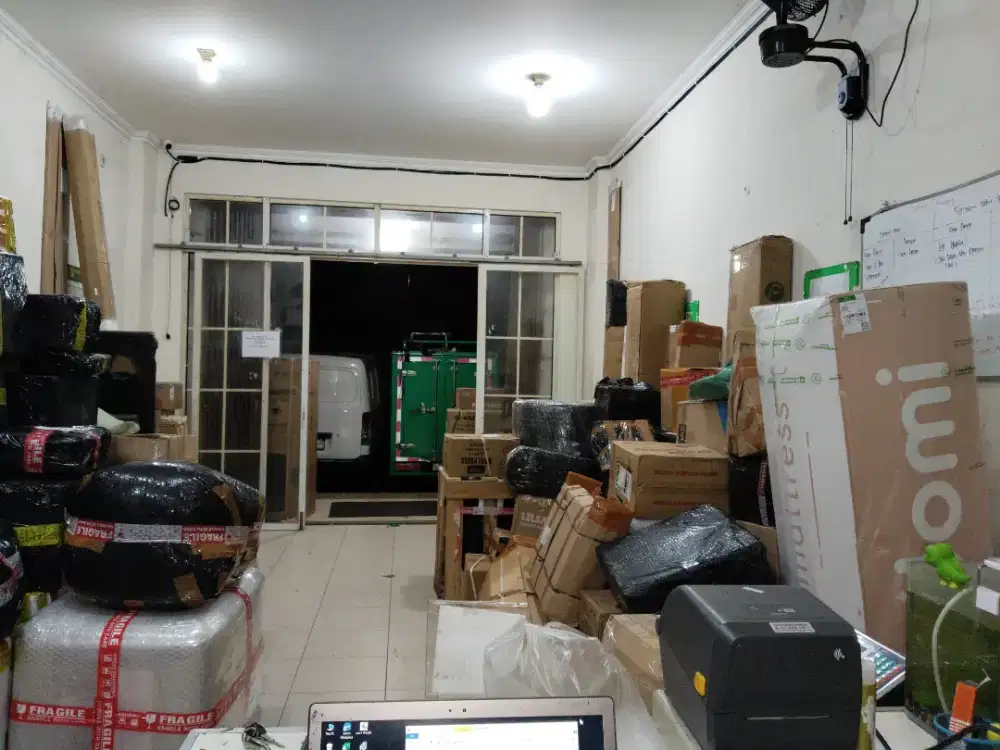 Kurir motor dan driver paket (delivery)