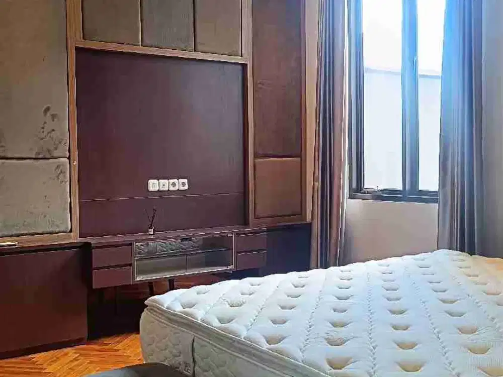 Rumah 2 Lantai Furnished Royal Residence Kondisi Bagus Terawat depan Fasum