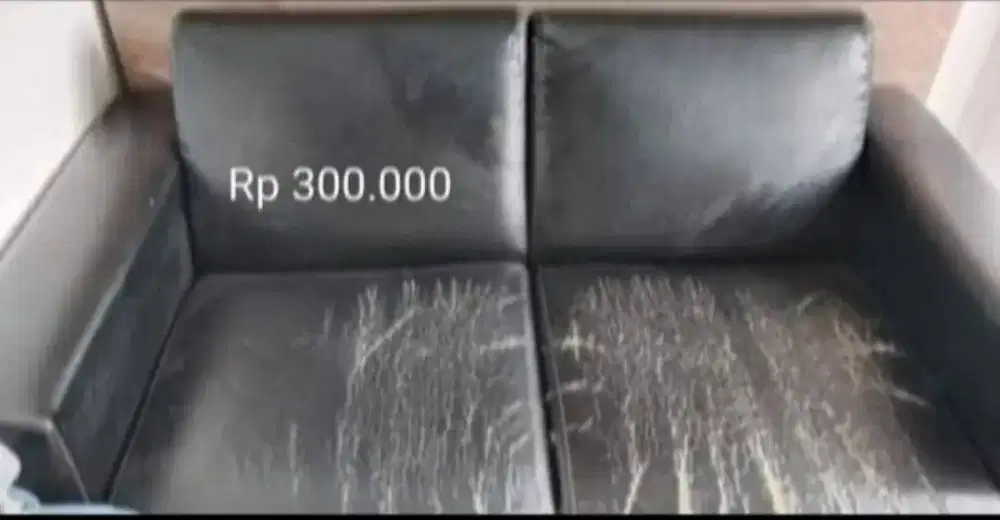Sofa warna hitam kulit