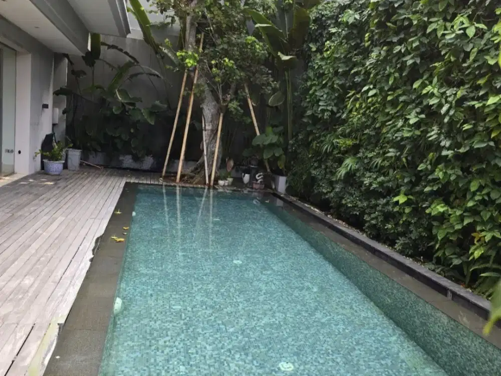 Jual rumah mewah PIK 17x27 3lantai ada swimming pool + lift