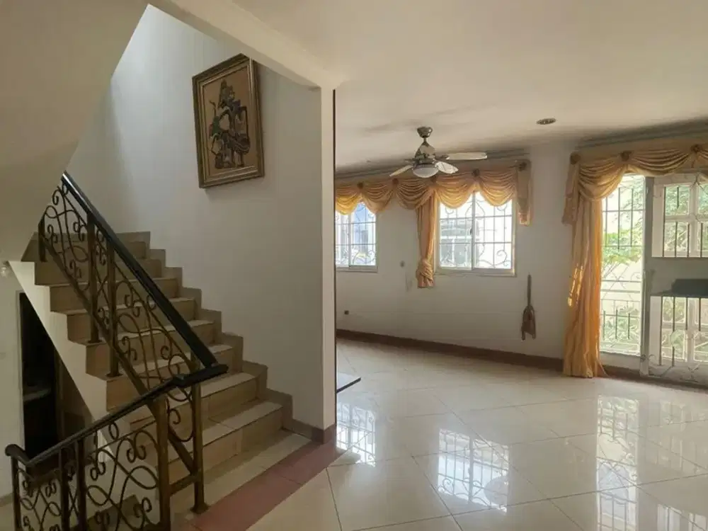 Sewa Rumah BGM PIK 10x18 2,5lantai 5KT semi furnish Rapi