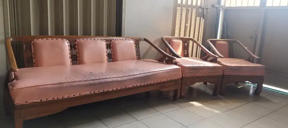 Kursi ruang tamu