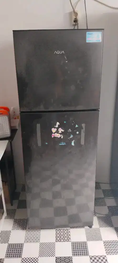 Kulkas 2 pintu merek AQUA