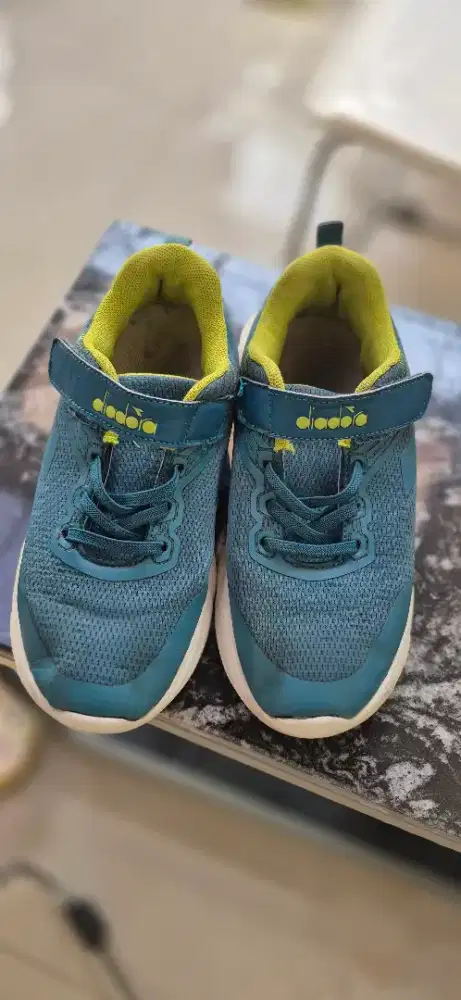 Sepatu anak Diadora