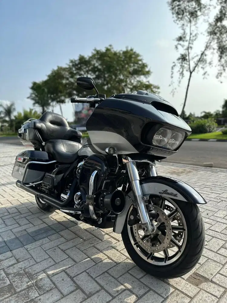 Harley Davidson Road Glide Ultra 2019 M8 Two Tone Color Like New