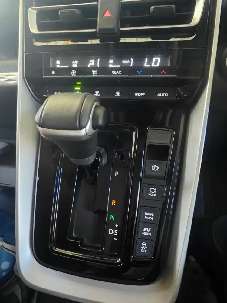 Toyota Innova Zenix Q Modellista PREMIUM Putih-4rb KM!