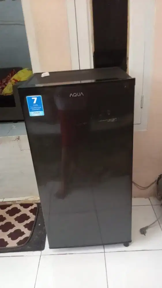 Kulkas mini aqua 1 pintu sawangan pasir putih