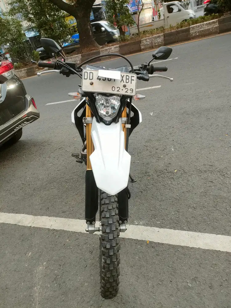 Honda CRF 2024 hitam putih