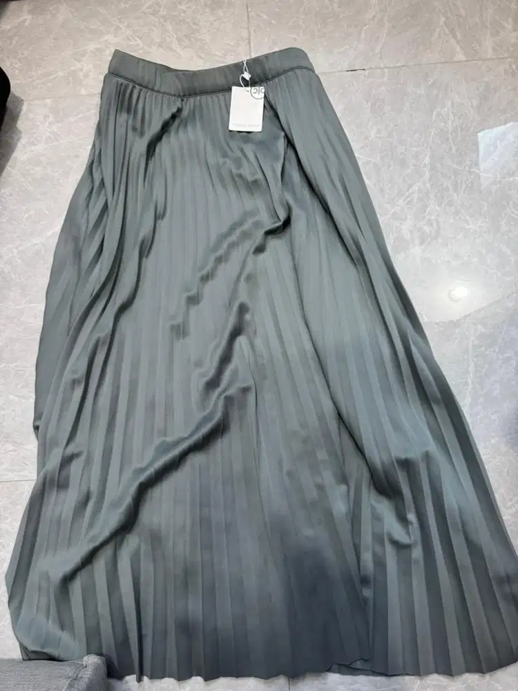 Skirt abu abu masih baru