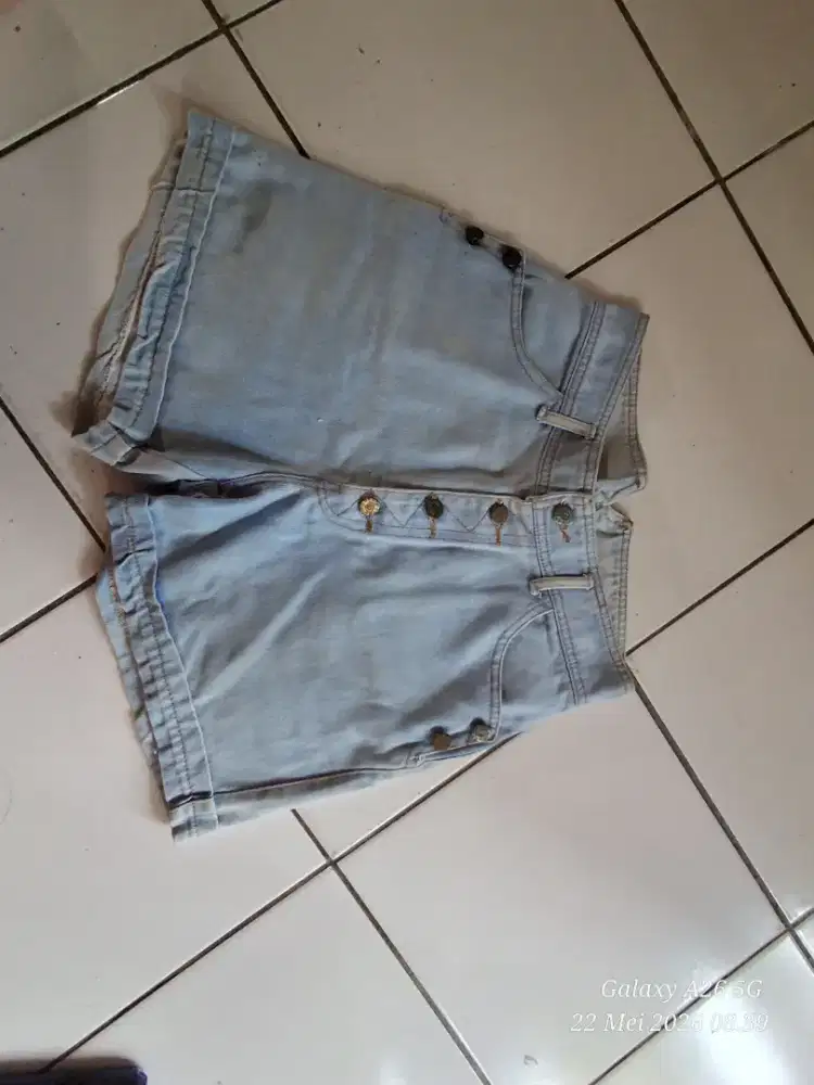 Celana Pendek Jeans Wanita (High-Waist Button) - Kondisi Bagus