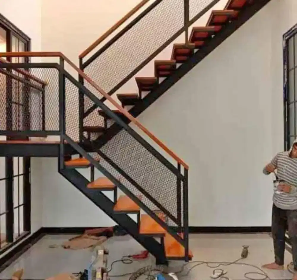 Tangga rebah minimalis,pijakan kayu