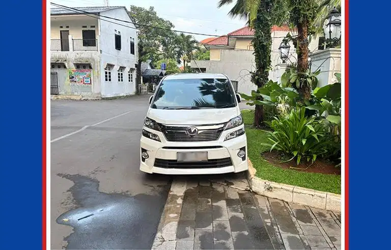 TOYOTA VELLFIRE (2012)