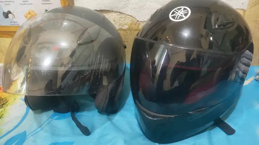 Helm KYT sama helm Yamaha