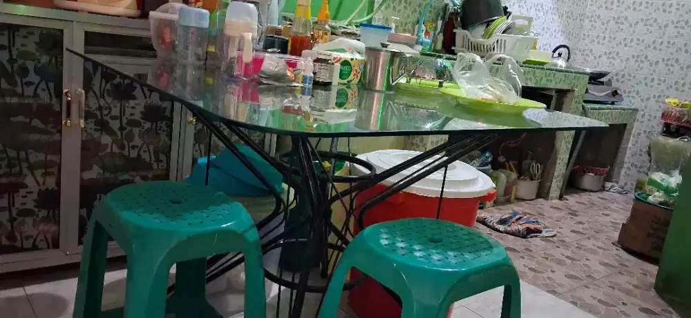 Meja kaca di jual cepat. Silahkan di nego...benas asal harga masuk.