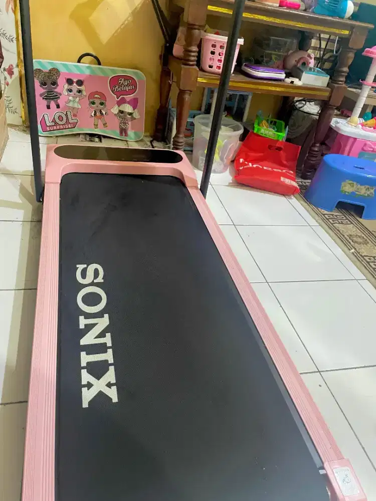 Di jual Treadmill Sonix elektrik like new black pink