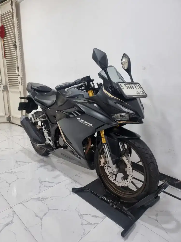 Honda CBR 150 R Model baru Km 5 rb DP 1 jt aja 2024 bln 6 Plat B DKI