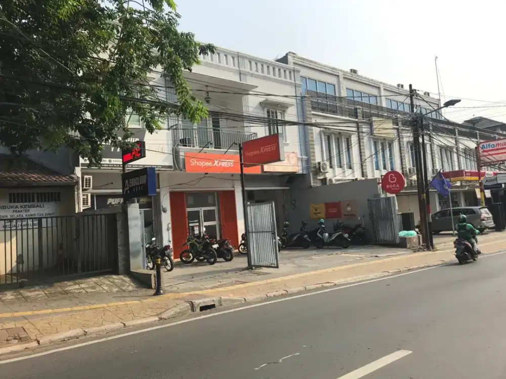 Ruko Duren Sawit 2,5 Lantai Jalan Raya dekat Plaza Buaran Strategis
