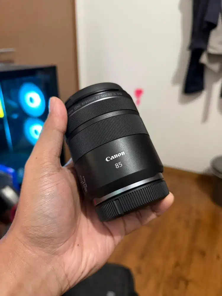 Canon RF 85mm F2