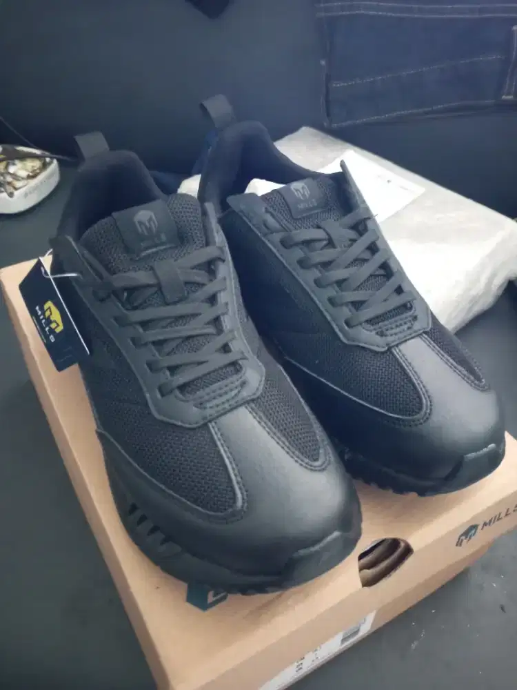 Sepatu sneaker unisex Mills Revolt Raze Core (baru)