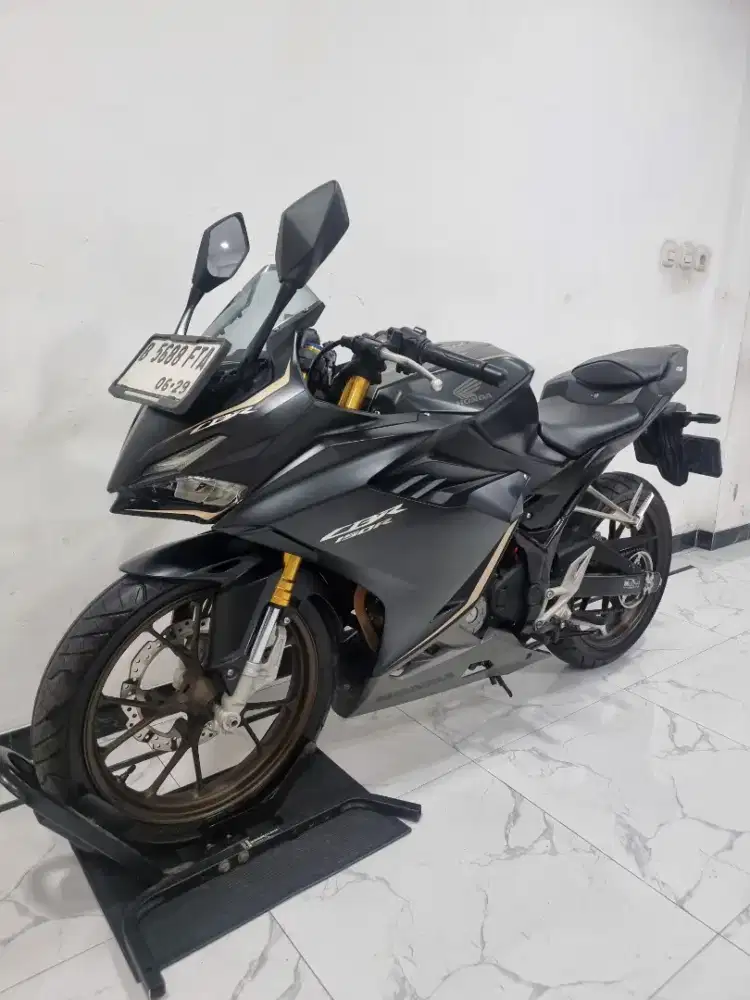 Honda CBR 150 R Model baru Km 5 rb DP 1 jt aja 2024 bln 6 Plat B DKI