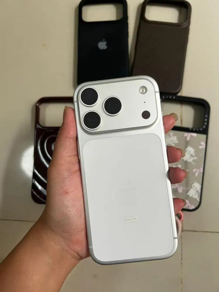 IPHONE 17 PRO SILVER