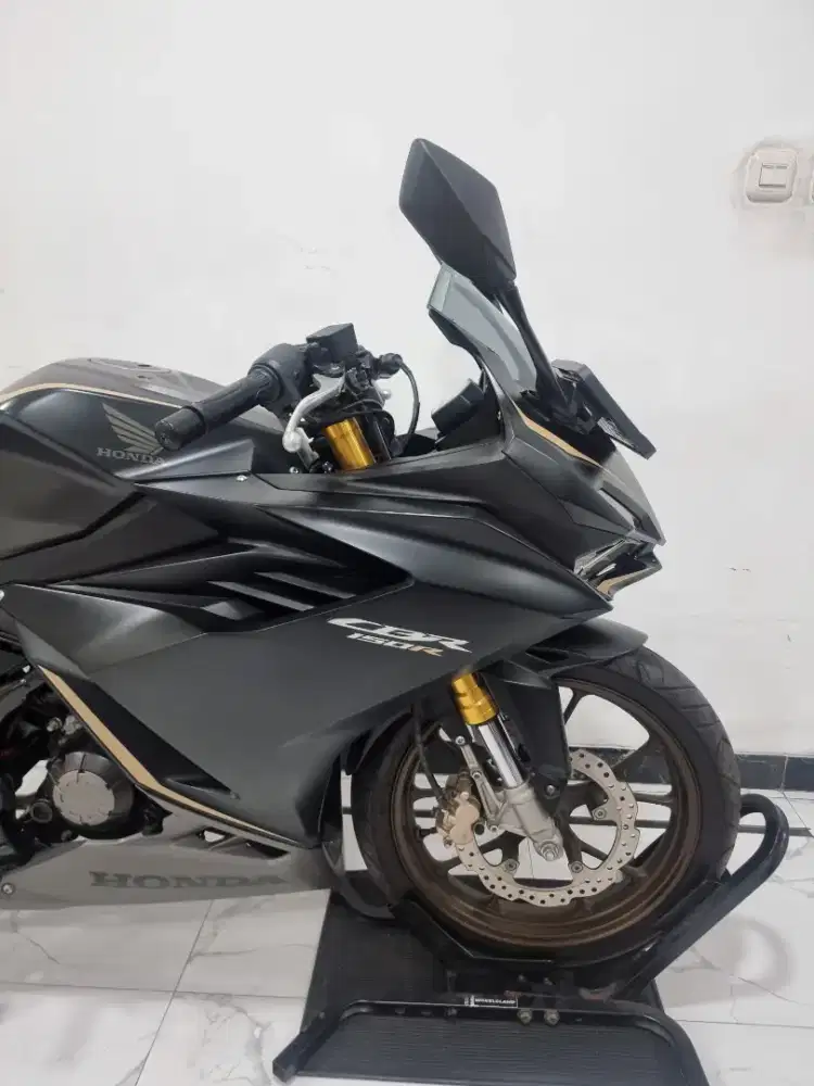 Honda CBR 150 R Model baru Km 5 rb DP 1 jt aja 2024 bln 6 Plat B DKI