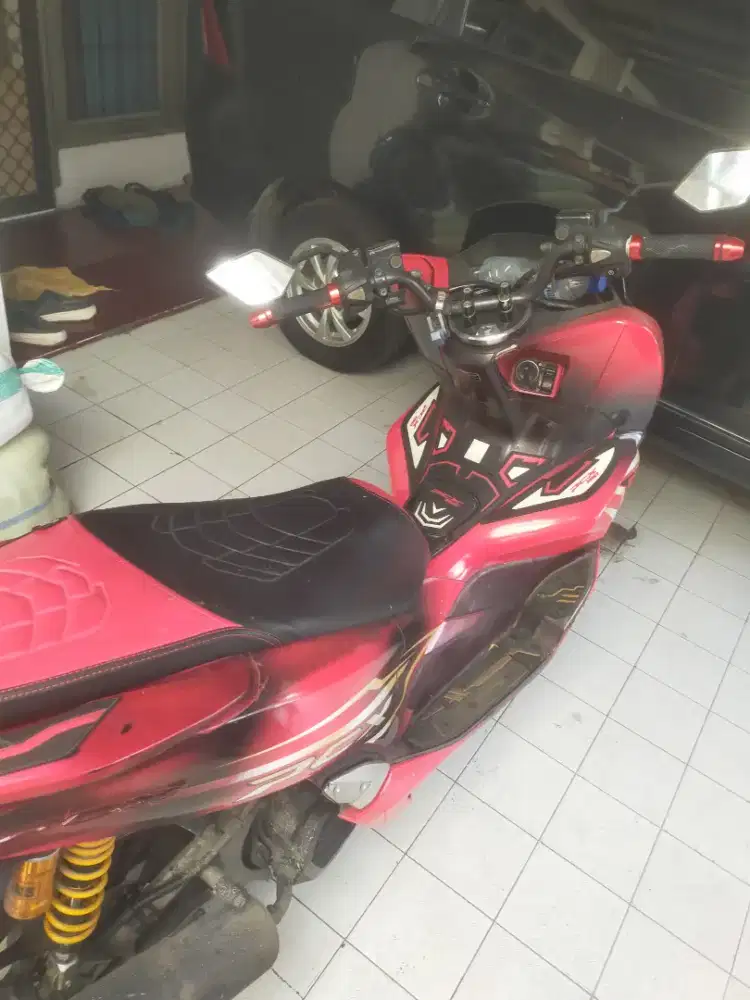 Motor PCX warna merah tahun 2018
