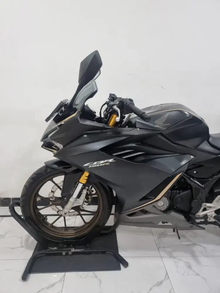 Honda CBR 150 R Model baru Km 5 rb DP 1 jt aja 2024 bln 6 Plat B DKI