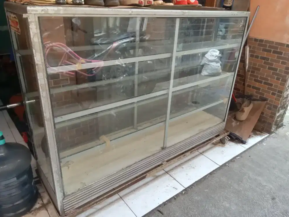 Di jual etalase