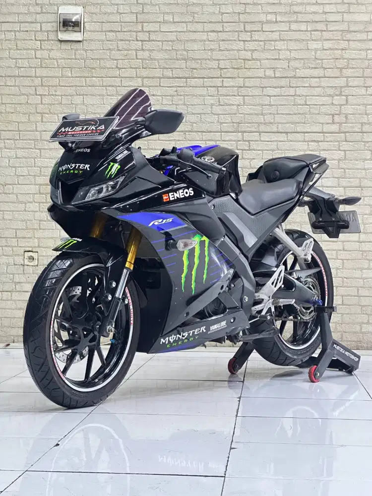 R15 V3 Monster Energy