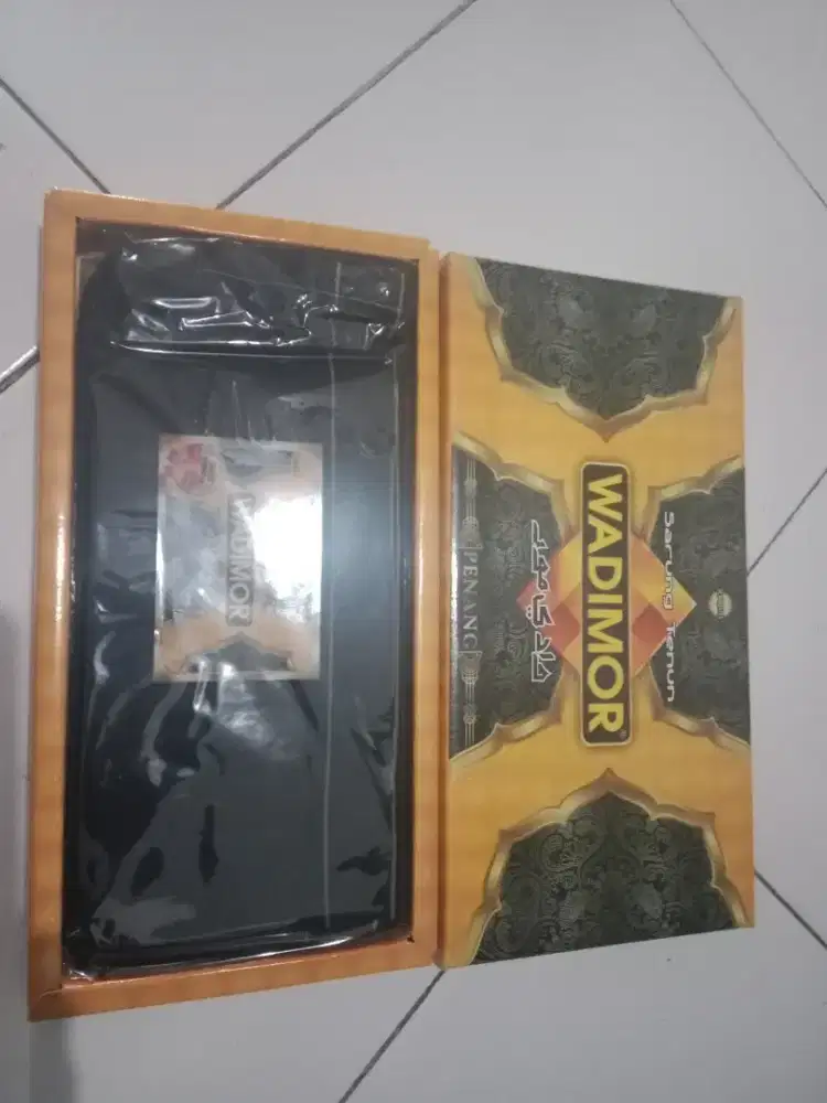 Sarung tenun merk Wadimor