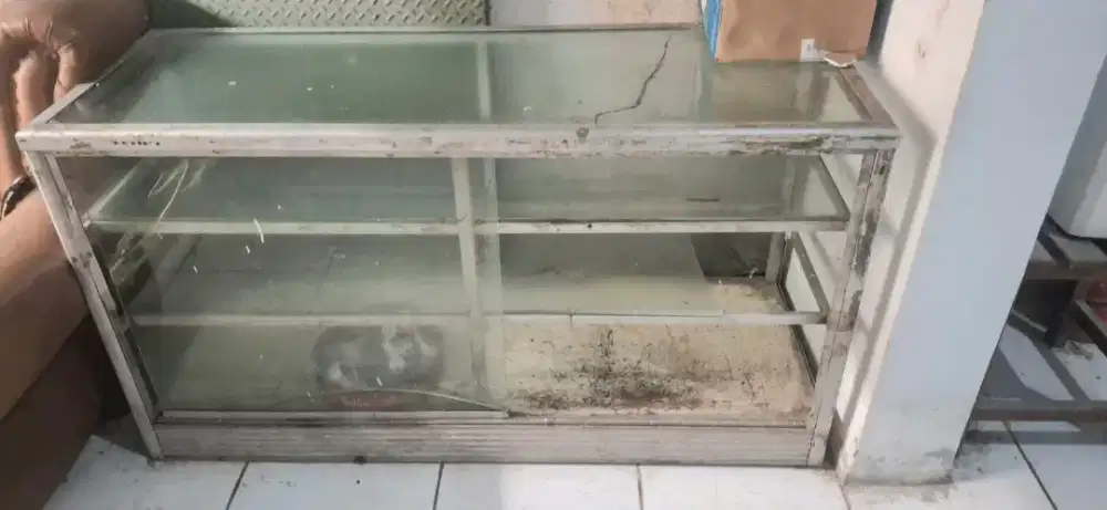 Jual bekas etalase kaca murah bisa nego stok terbatas