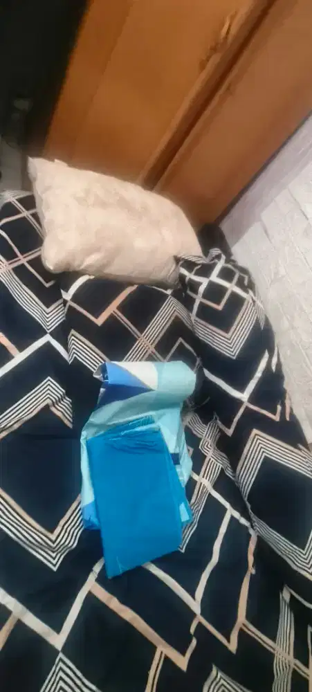 Kasur + 2 bantal dan satu guling
