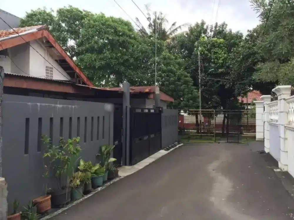 Rumah Tua Cipinang samping Taman lokasi strategis