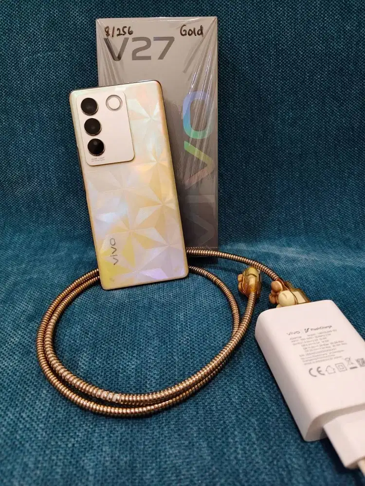 Dijual HP + Charger Vivo V 27 Warna Gold Bagus