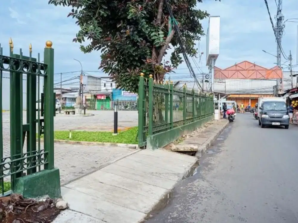 Gedung sebelah Lippo Kramat Jati Parkiran Besar jual cepat
