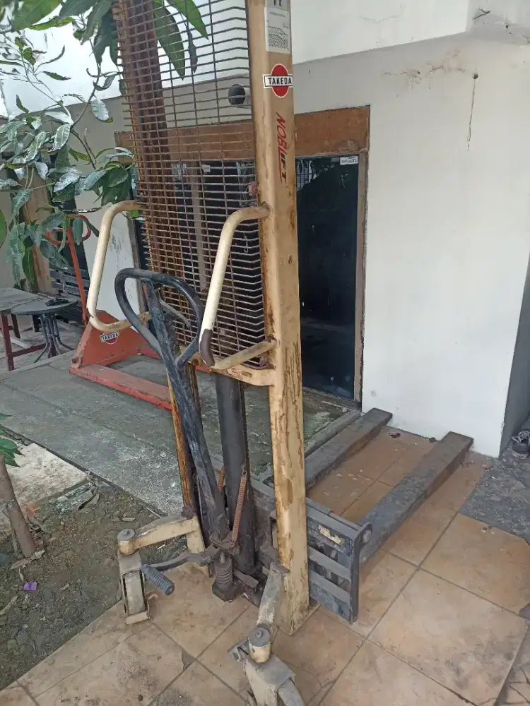 Forklift manual dan hand pallet truk