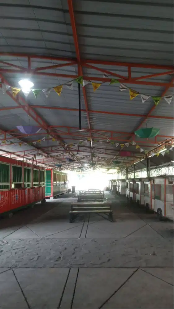 Penjaga tempat makan di daerah pulo gadung