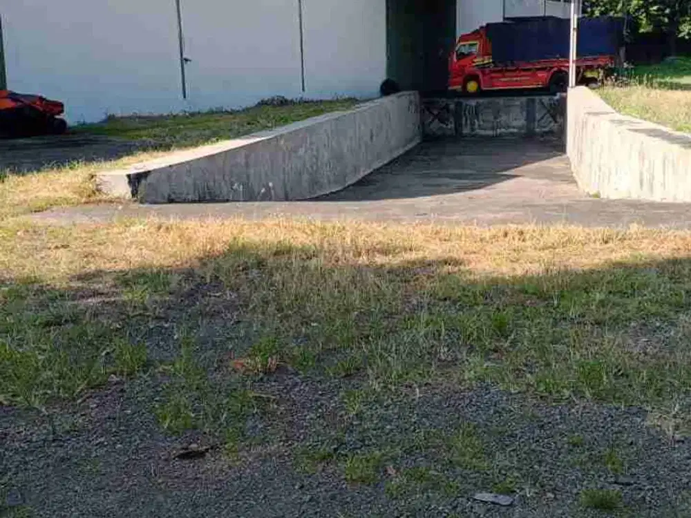 gudang sewa murah lahan parkir luas