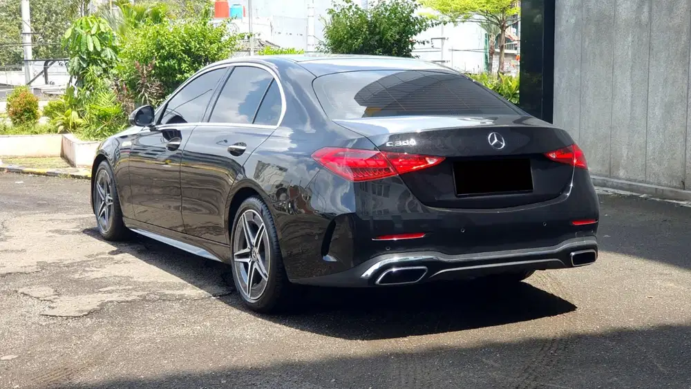 Km 14 ribuan mercedes benz mercy c300 amg line 2023 hitam