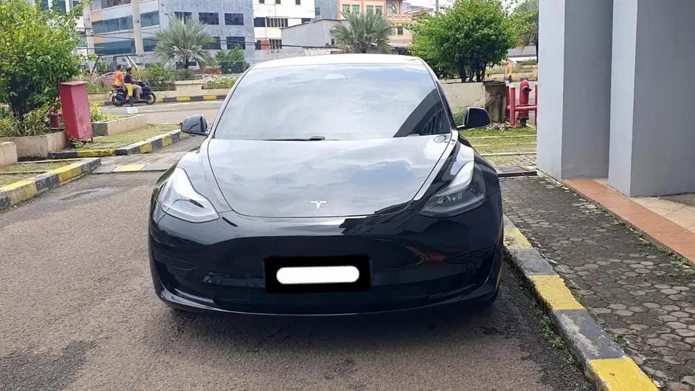 Km 25rb tesla model 3 standard range plus 2021 pakai 2022 hitam