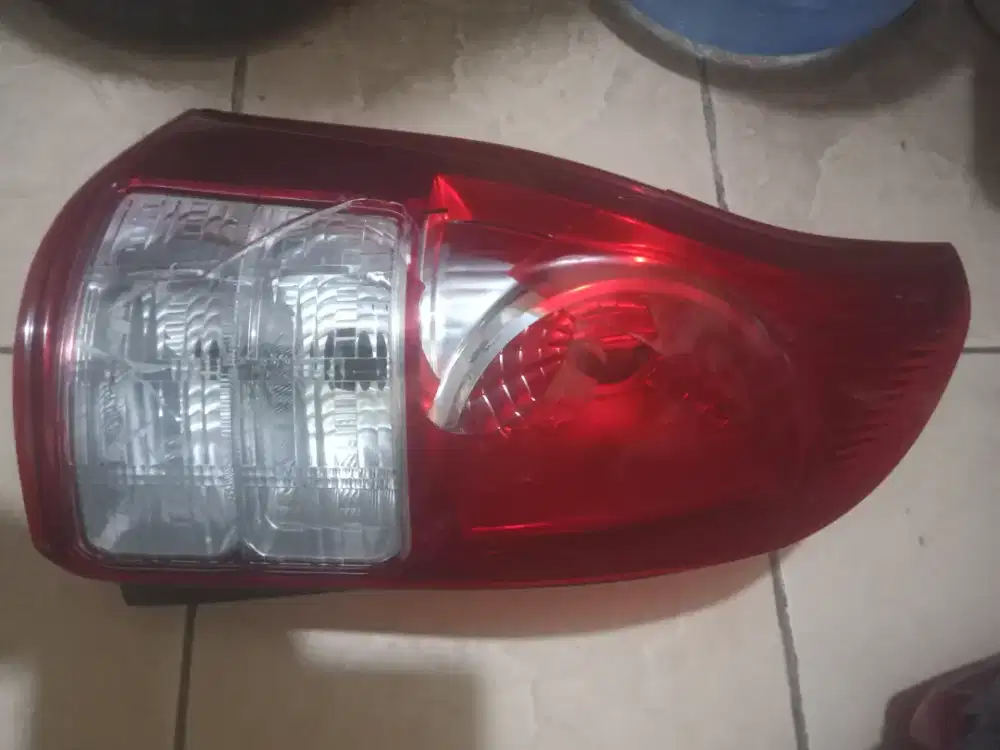 Stop lampu rem belakang kiri Avanza tahun 2015