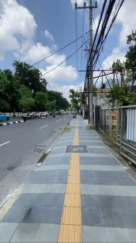 Rumah Herritage di jl. Ambengan 
Dekat Mie Gacoan dan kopi Kenangan