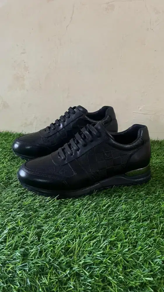 Sepatu brandet pria Sneakers