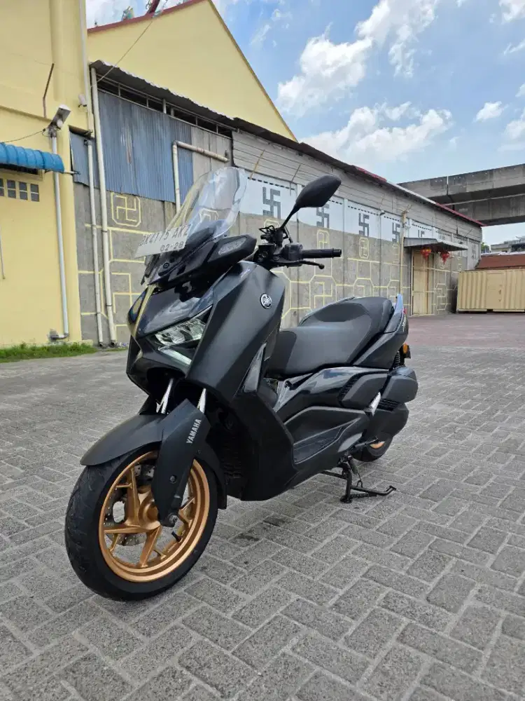 Yamaha Xmax Connected Hitam 2023