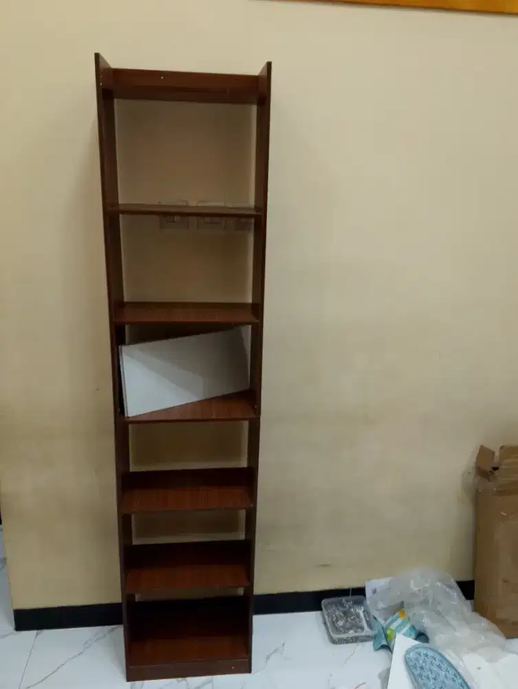 Rak buku rak susun serbaguna
P 40 L 23 T 180